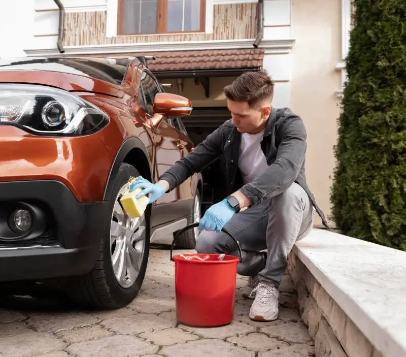 Lavage auto à domicile Lamothe-Landerron : professionnel intervenant sur un véhicule